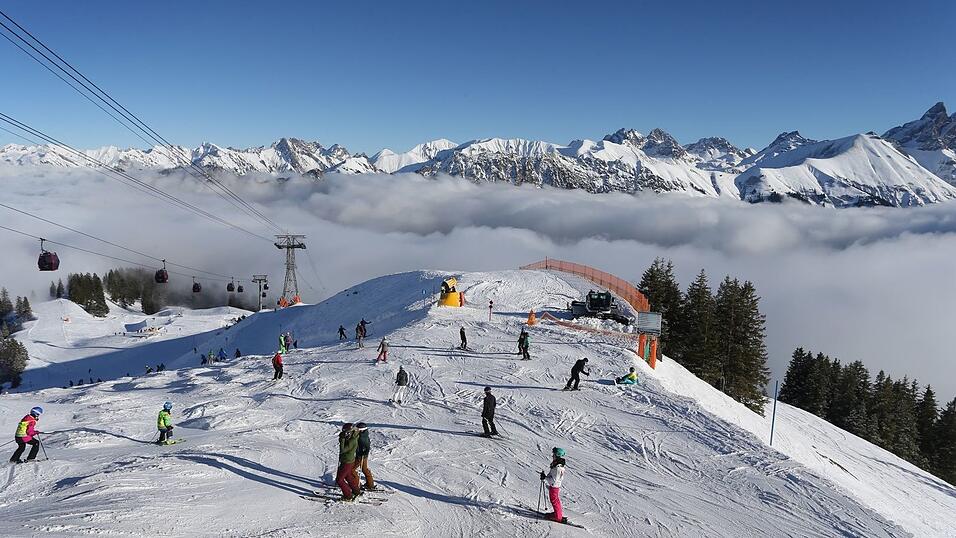 Im Skigebiet am Fellhorn im Allgäu soll ein Sessellift erneuert werden. Naturschutzverbände gehen deshalb auf die Barrikaden. Im Skigebiet am Fellhorn im Allgäu soll ein Sessellift erneuert werden. Naturschutzverbände gehen deshalb auf die Barrikaden.