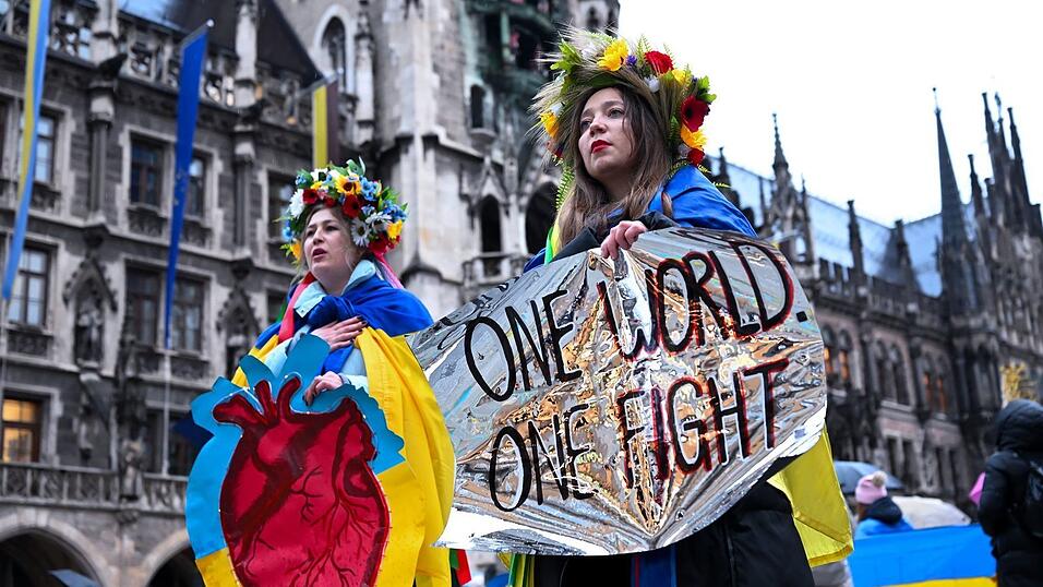 Viele Teilnehmer hatten ukrainische Flaggen um ihre Schultern gelegt oder zeigten mit Plakaten ihre Solidarit&auml;t.