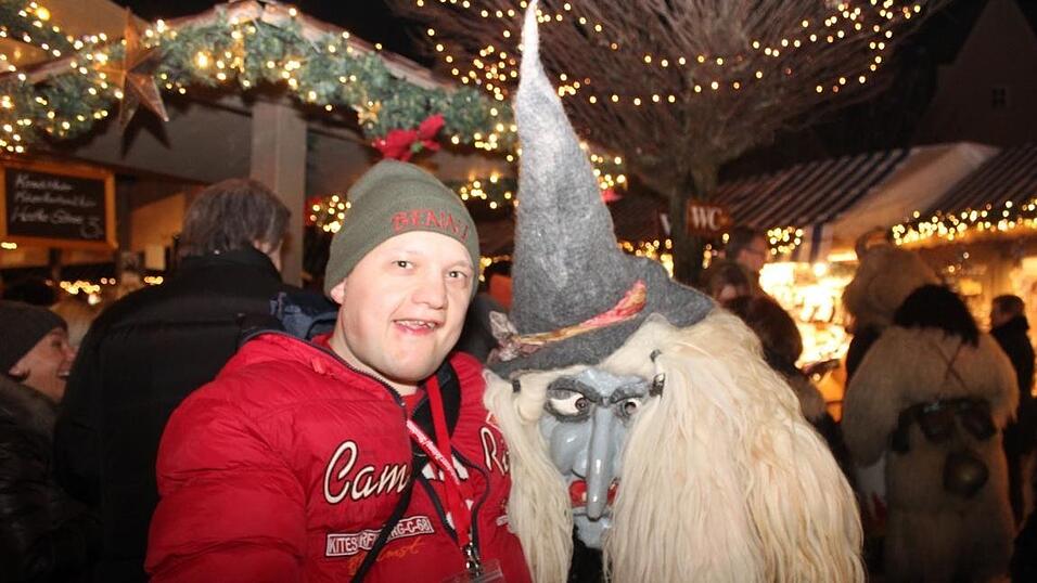 Die Perchtengruppe 'Frisinger Fratz'n' trat am Mittwochabend auf dem Landshuter Christkindlmarkt auf. Die Perchtengruppe 'Frisinger Fratz'n' trat am Mittwochabend auf dem Landshuter Christkindlmarkt auf.