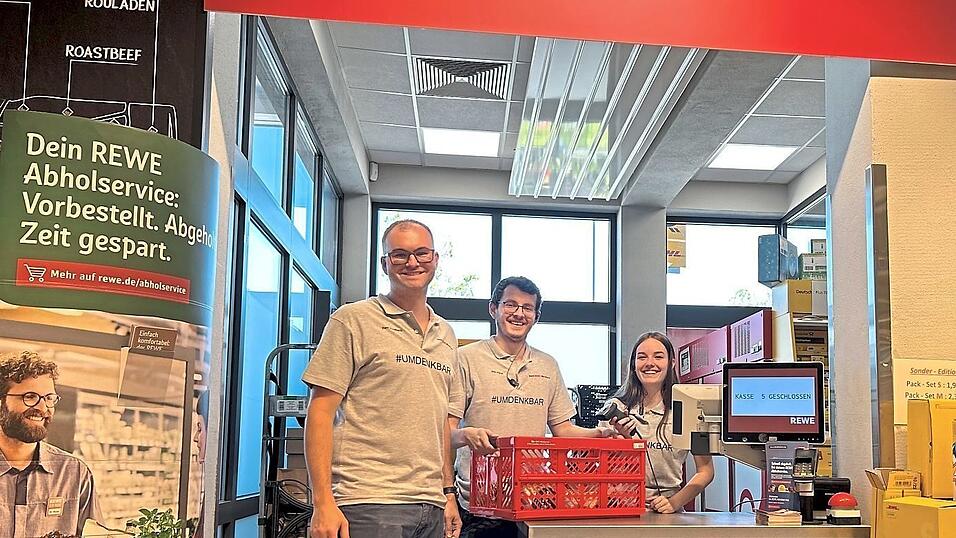 Lebensmittelh&auml;ndler Tobias Merzbach (l.) mit seinen Mitarbeitern, die f&uuml;r die Kunden den Ritt durch die Einkaufsregale erledigen.