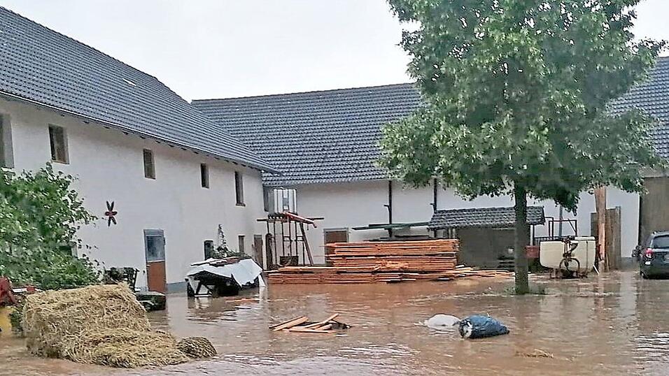 Im Juni 2021 gen&uuml;gten 20 Minuten, in denen 60 Liter Regen auf den Quadratmeter fielen, um diesen Hof bei Birnkofen zu &uuml;berfluten.
