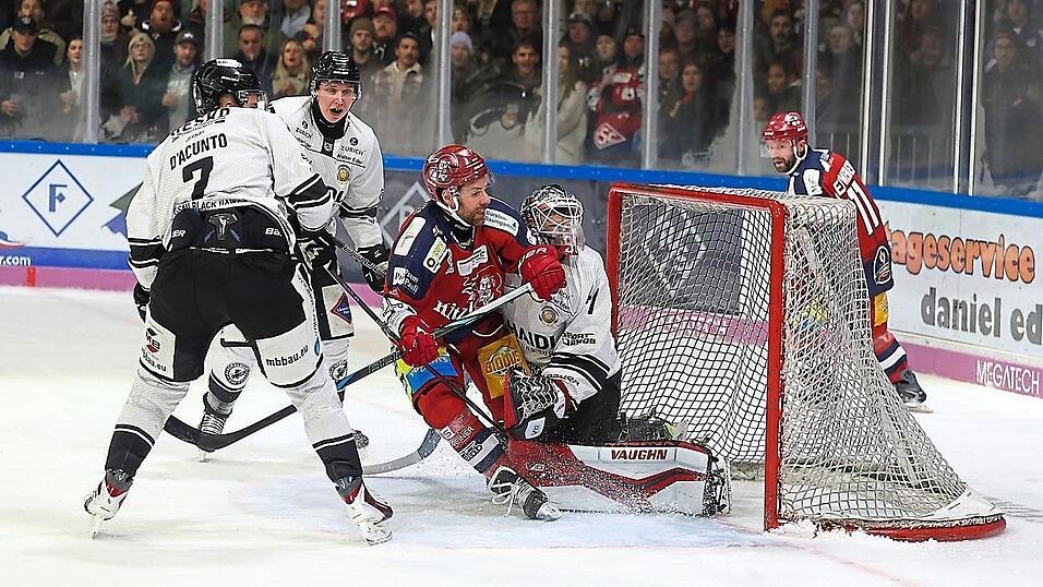 Vollen Einsatz zeigten alle Akteure, hier kollidierte Deggendorfs Ondrej Pozivil (in rot) mit Passaus Torhüter Marco Eisenhut. Vollen Einsatz zeigten alle Akteure, hier kollidierte Deggendorfs Ondrej Pozivil (in rot) mit Passaus Torhüter Marco Eisenhut.
