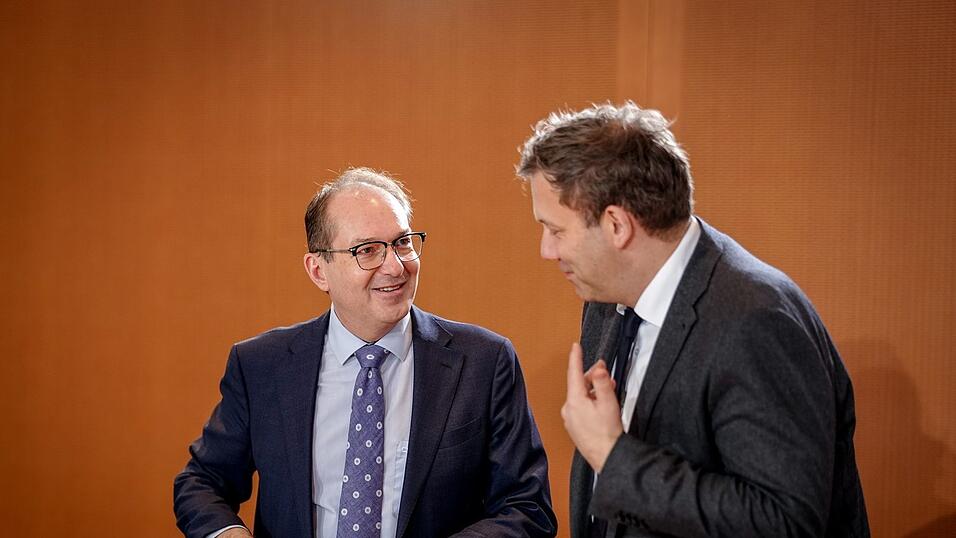 Bundesinnenminister Alexander Dobrindt (CSU) betont, dass Deutschland über den neuen Solidaritätsmechanismus zunächst keine zusätzlichen Asylbewerber aufnehmen müsse - auch weil so viele Flüchtlinge aus der Ukraine hierzulande leben. Bundesinnenminister Alexander Dobrindt (CSU) betont, dass Deutschland über den neuen Solidaritätsmechanismus zunächst keine zusätzlichen Asylbewerber aufnehmen müsse - auch weil so viele Flüchtlinge aus der Ukraine hierzulande leben.