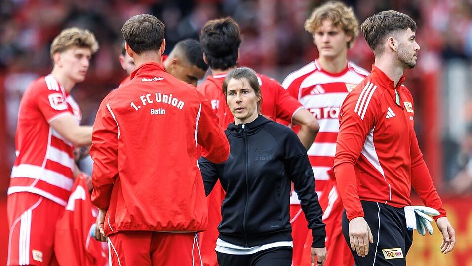 Ansprache nach Schlusspfiff: Marie-Louise Eta versammelt ihre Sch&uuml;tzlinge nach der Niederlage gegen Wolfsburg.
