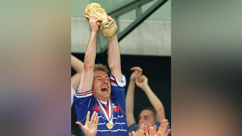Didier Deschamps kr&ouml;nte sich mit Frankreich 1998 durch ein 3:0 gegen Brasilien zum Weltmeister (Archivbild)