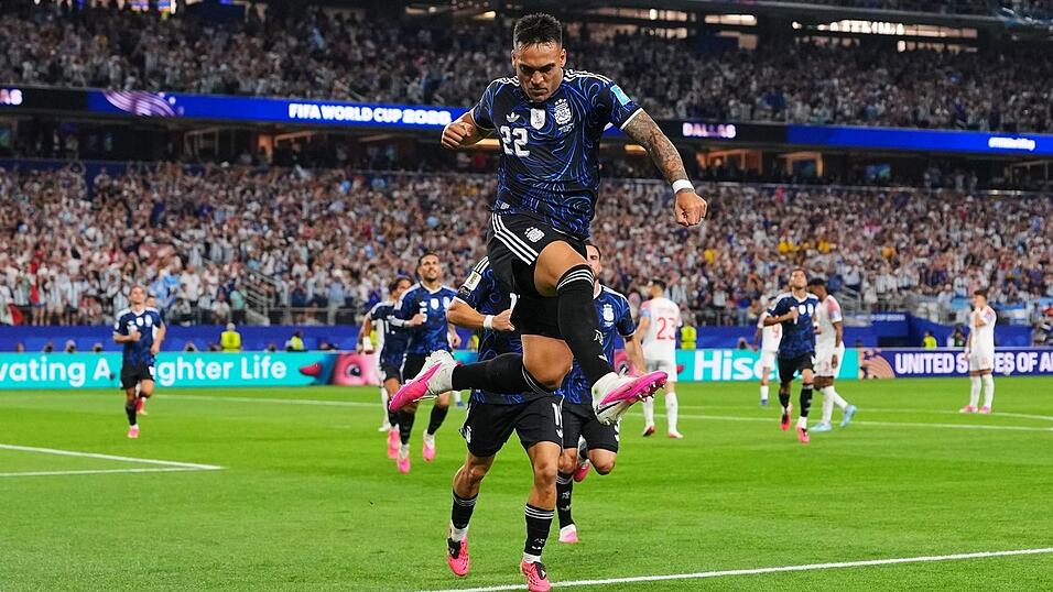 Lautaro Mart&iacute;nez  bejubelt seinen Treffer zum 2:0.