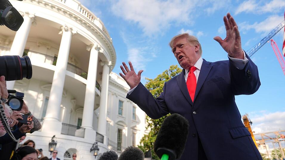 Er glaube, Putin wolle einen Deal mehr als Selenskyj - sagt Trump. Er glaube, Putin wolle einen Deal mehr als Selenskyj - sagt Trump.