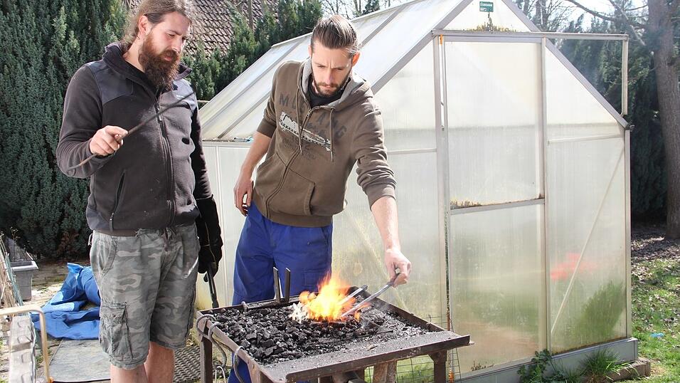 Ralph Majunke (l.) und Adrian Höger brennen wie die Esse für ihre Freizeitbeschäftigung. Ralph Majunke (l.) und Adrian Höger brennen wie die Esse für ihre Freizeitbeschäftigung.