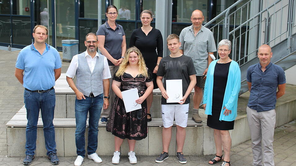 Die beiden Prüfungsbesten Tanja Stoiber und Benjamin Beer (Mitte) zusammen mit v.l. Klassenleiter Manuel Schönberger, Rektor Thorsten Fuchs, Michaela Dietl (AWO), den Lehrkräften Jessica Bien und Markus Premm sowie stellvertretender Schulleiterin Ute Hentschirsch-Gall und Klassenleiter Jürgen Langhans.