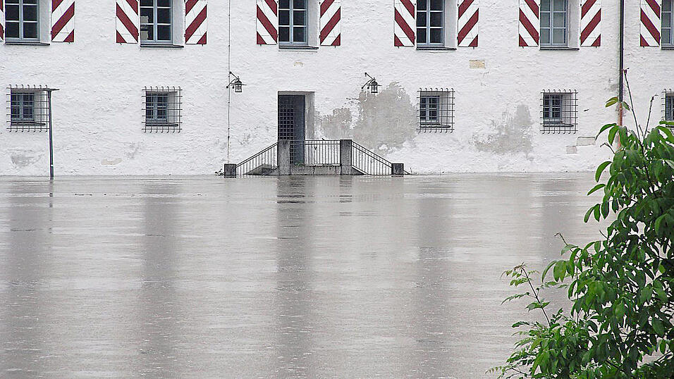 Am Montagvormittag schaute die Treppe in das Untergeschoss des Herzogschlosses noch knapp aus dem Wasser. Am Montagvormittag schaute die Treppe in das Untergeschoss des Herzogschlosses noch knapp aus dem Wasser.