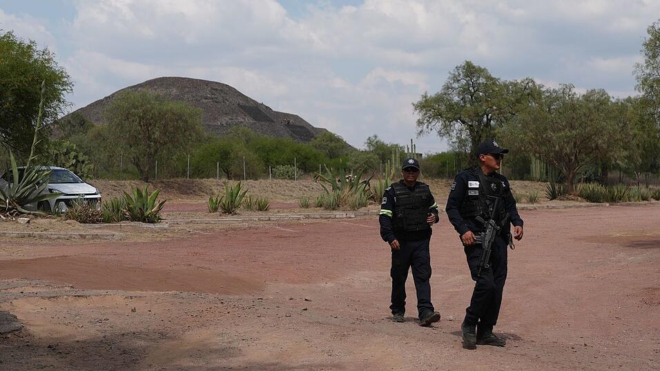 Polizisten patrouillieren vor den Pyramiden, nachdem ein Bewaffneter in Teotihuacan das Feuer er&ouml;ffnet hat.