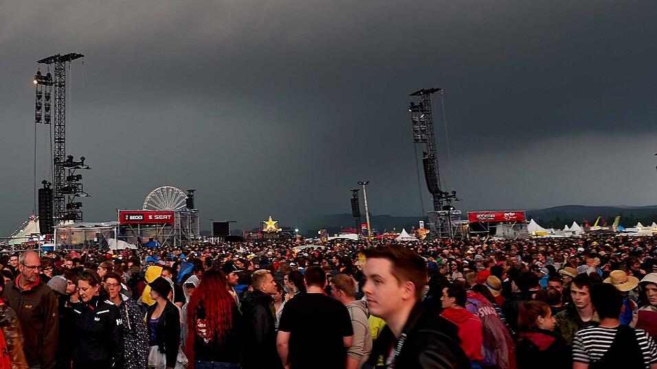 Wegen des Gewitters musste das Musikprogramm bei Rock am Ring 2016 zwischenzeitlich unterbrochen werden. Wegen des Gewitters musste das Musikprogramm bei Rock am Ring 2016 zwischenzeitlich unterbrochen werden.