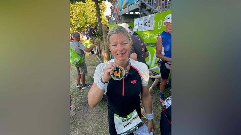 Ersch&ouml;pft, aber gl&uuml;cklich: Birgit Diel mit ihrer Medaille nach der Langdistanz in Roth.