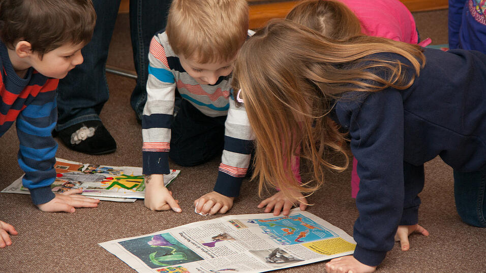20 Kindergartenkinder des Städtischen Kindergartens in Sossau testen Anfang Januar für drei Wochen ein besonderes Projekt der Mediengruppe Straubinger Tagblatt//Landshuter Zeitung. Nach dem Zeitungsprojekt in Schulen starten die Redakteure der Jugend- und Schulredaktion das Pilotprojekt 'Zeitung im Kindergarten'. Besonderes Highlight: Zeitungsmaskottchen Paula Print. 20 Kindergartenkinder des Städtischen Kindergartens in Sossau testen Anfang Januar für drei Wochen ein besonderes Projekt der Mediengruppe Straubinger Tagblatt//Landshuter Zeitung. Nach dem Zeitungsprojekt in Schulen starten die Redakteure der Jugend- und Schulredaktion das Pilotprojekt 'Zeitung im Kindergarten'. Besonderes Highlight: Zeitungsmaskottchen Paula Print.