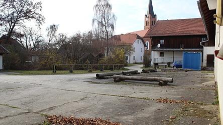 Die Dorfmitte in Hohenegglkofen soll sch&ouml;ner gestaltet werden. Jetzt sieht sie noch etwas karg aus.