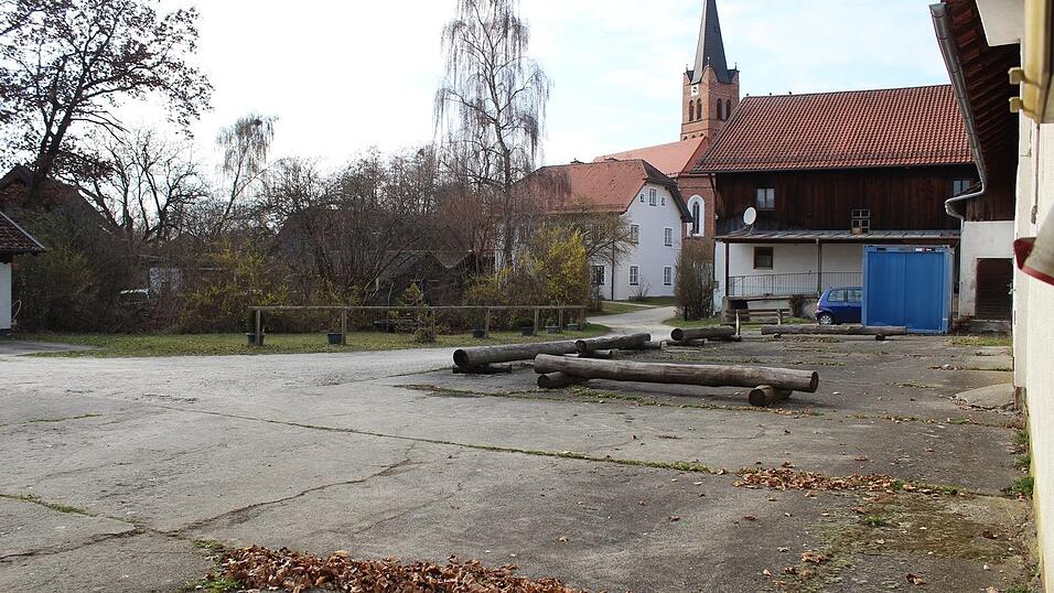 Die Dorfmitte in Hohenegglkofen soll sch&ouml;ner gestaltet werden. Jetzt sieht sie noch etwas karg aus.
