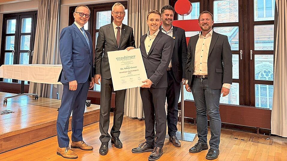 Dr. Martin Kreuzer (Stellvertretender Vorstandsvorsitzender Sparkasse Niederbayern-Mitte), OB Markus Pannermayr, Dr. Nikita Genze (Gewinner des Hochschulpreises), Andreas Aichinger (Stellvertretender Landrat) und Prof. Dr. Dominik Grimm vom TUM Campus Straubing (v.l.) bei der Preisverleihung. Dr. Martin Kreuzer (Stellvertretender Vorstandsvorsitzender Sparkasse Niederbayern-Mitte), OB Markus Pannermayr, Dr. Nikita Genze (Gewinner des Hochschulpreises), Andreas Aichinger (Stellvertretender Landrat) und Prof. Dr. Dominik Grimm vom TUM Campus Straubing (v.l.) bei der Preisverleihung.