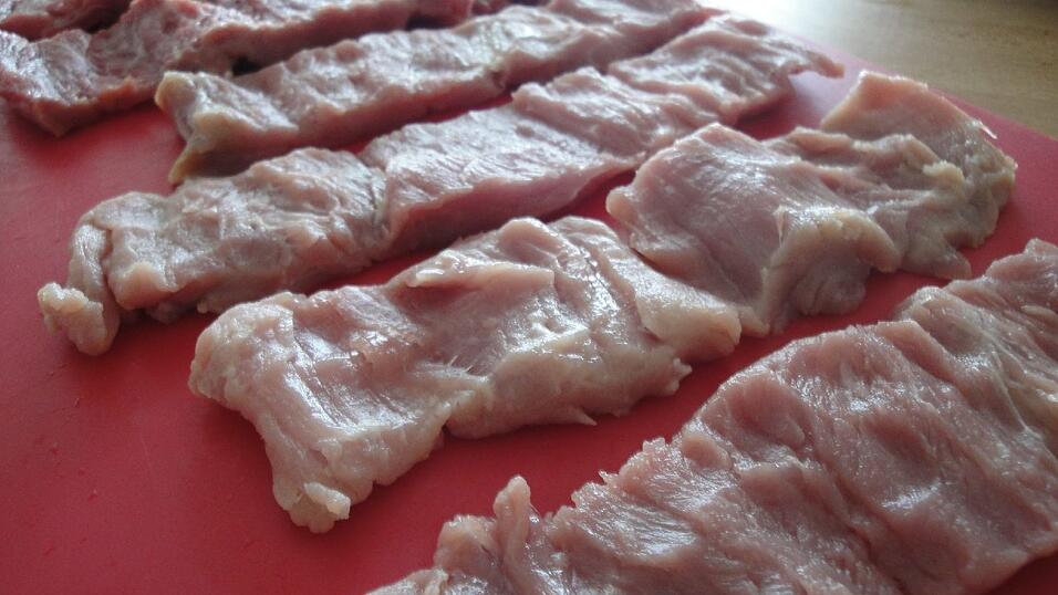 Das Schweinefilet in sechs Stücke schneiden und vorsichtig schneckenförmig einschneiden, so dass Bänder entstehen. Sollten Sie sich das nicht zutrauen, können Sie den Metzger ihres Vertrauens bitten die Schnitte für Sie vorzunehmen.