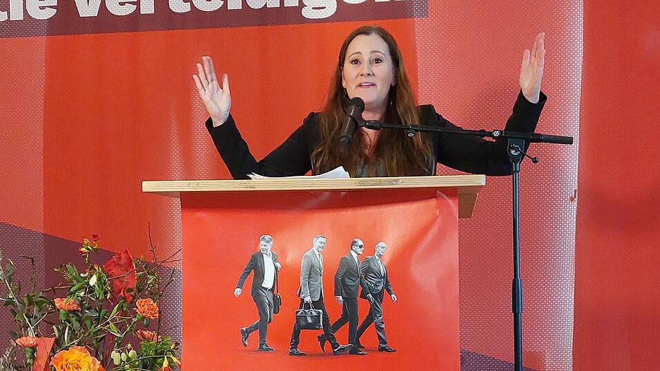 Janine Wissler spricht auf der Aschermittwochsveranstaltung der Partei 'Die Linke' im Gasthof Knott in Tiefenbach.