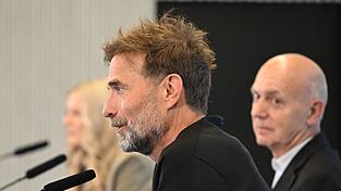 Jürgen Klopp (Mitte) bei seiner Vorstellung als neuer Bundestrainer. Jürgen Klopp (Mitte) bei seiner Vorstellung als neuer Bundestrainer.