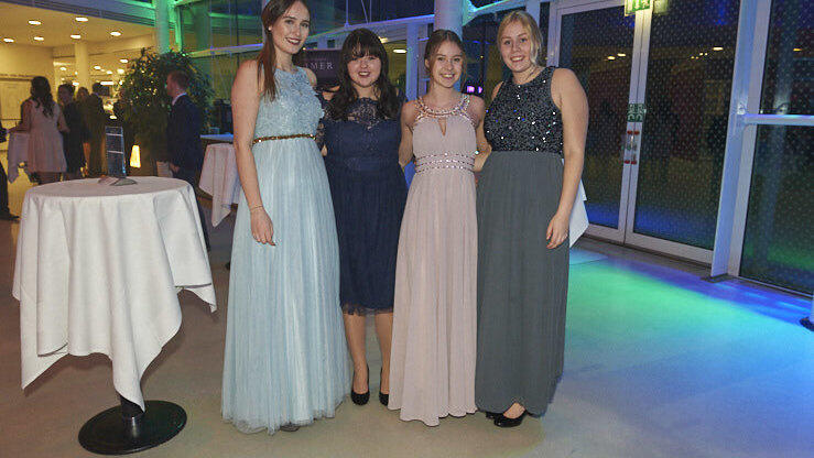 Die Metzgerzunft hat am Samstagabend in die Joseph-von-Fraunhofer-Halle eingeladen. Die Metzgerzunft hat am Samstagabend in die Joseph-von-Fraunhofer-Halle eingeladen.