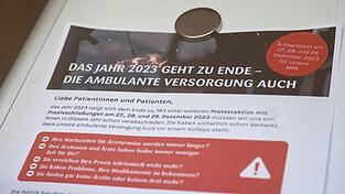Ein Schild weist an der Eingangstür einer Arztpraxis auf eine Protestaktion hin. Ärzteverbände hatten aus Protest gegen die Gesundheitspolitik von Bundesminister Lauterbach dazu aufgerufen, Hausarzt- und Facharztpraxen zwischen den Jahren geschlossen zu halten. Ein Schild weist an der Eingangstür einer Arztpraxis auf eine Protestaktion hin. Ärzteverbände hatten aus Protest gegen die Gesundheitspolitik von Bundesminister Lauterbach dazu aufgerufen, Hausarzt- und Facharztpraxen zwischen den Jahren geschlossen zu halten.