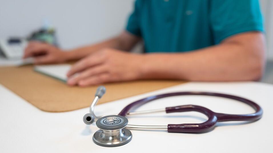 Ein Arzt soll laut Anklage Medikamente f&uuml;r den Eigenbedarf gestohlen haben. Der Fall geht jetzt vor das Landgericht aber.