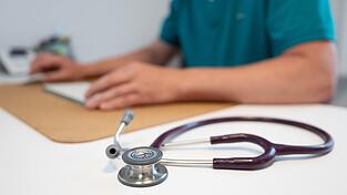 Ein Arzt soll laut Anklage Medikamente f&uuml;r den Eigenbedarf gestohlen haben. Der Fall geht jetzt vor das Landgericht aber.