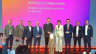 Nach der feierlichen Einweihung (von links): Bayerischer Staatsminister Hubert Aiwanger, bayerischer Staatsminister Christian Bernreiter, B&uuml;rgermeister Valentin Walk, Egon Westphal (Bayernwerk), Ministerpr&auml;sident Markus S&ouml;der, Ilka Horstmeier (BMW), Marten Bunnemann (E.ON) sowie die beiden Gesch&auml;ftsf&uuml;hrer der UP Energiewerke GmbH Stefan Pscheidl und Robert Heider.