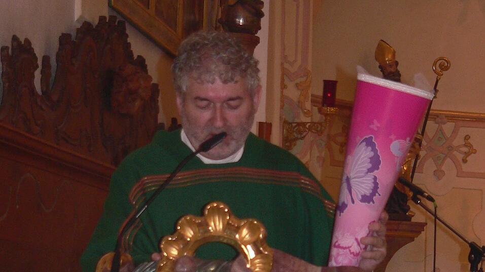 Pfarrer Johannes Hofmann brachte sogar eine Schultüte zum Gottesdienst mit. Pfarrer Johannes Hofmann brachte sogar eine Schultüte zum Gottesdienst mit.