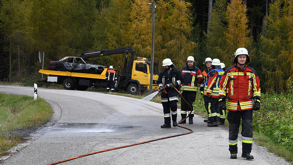 Die Feuerwehr konnte das brennende Auto nicht mehr retten.