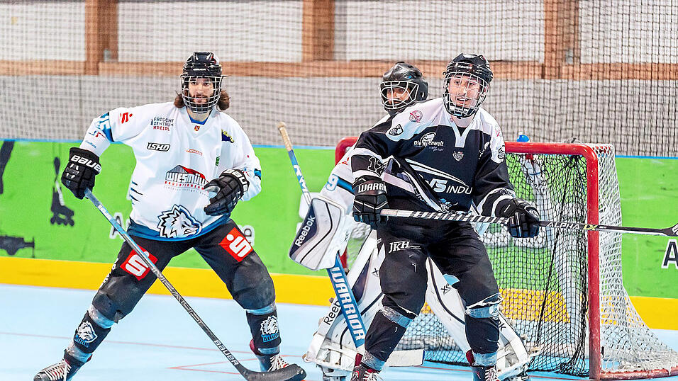 Nach dem Karriere-Ende von Torhüter Raphael Heitzer (Mitte) lastet beim IHC Atting nun mehr Verantwortung auf anderen Akteuren - unter anderem auf Maximilian Kettl (links). Nach dem Karriere-Ende von Torhüter Raphael Heitzer (Mitte) lastet beim IHC Atting nun mehr Verantwortung auf anderen Akteuren - unter anderem auf Maximilian Kettl (links).