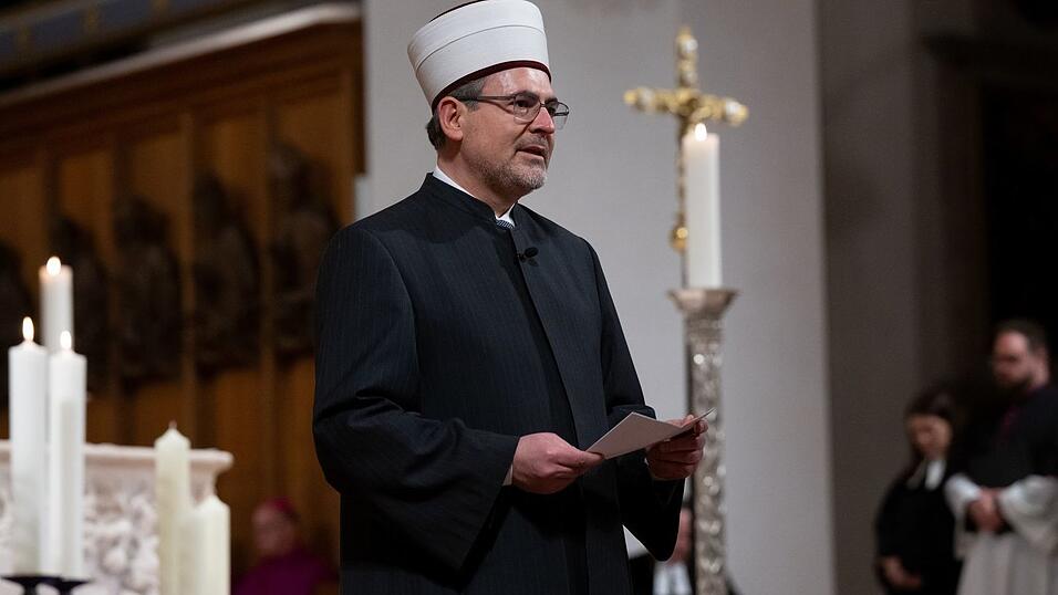 Der Imam Benjamin Idriz beim Gedenkgottesdienst in der Münchner Frauenkirche Der Imam Benjamin Idriz beim Gedenkgottesdienst in der Münchner Frauenkirche