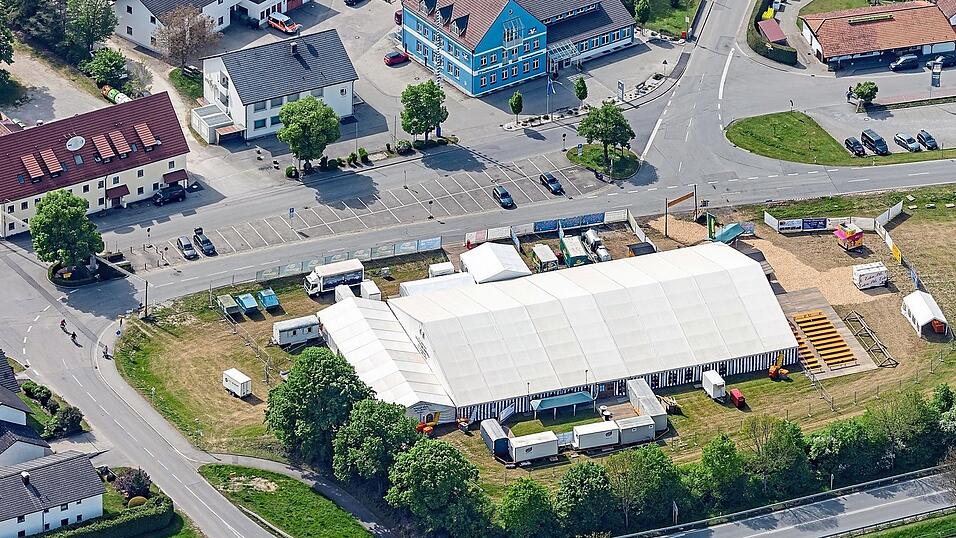 Festzelte, wie etwa hier in Viecht, sind dem Festzeltbetreiber Christian Krämmer zufolge „nahezu unverwüstlich“. Festzelte, wie etwa hier in Viecht, sind dem Festzeltbetreiber Christian Krämmer zufolge „nahezu unverwüstlich“.