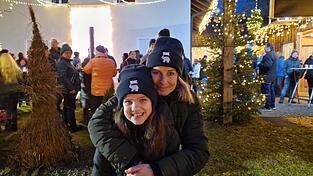 Astrid Kantner (r.), Leiterin des Haus Anna in Eichendorf, ist begeistert von Lauras Engagement.