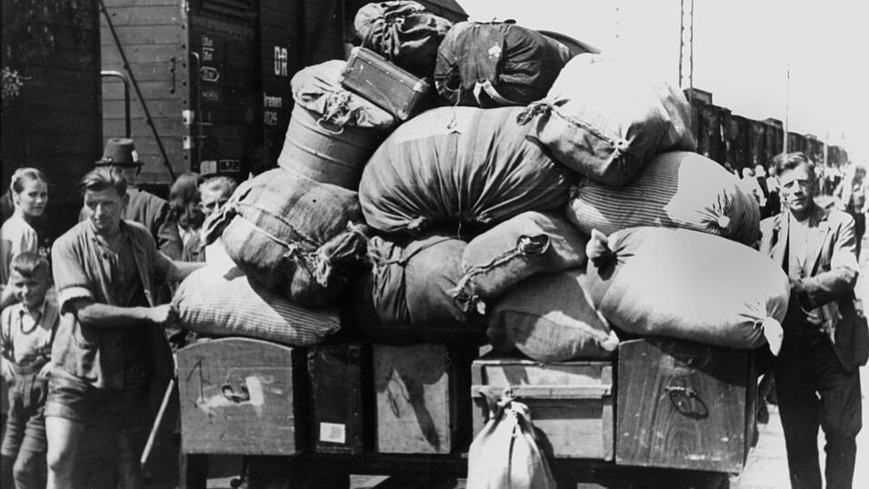 Ein Fl&uuml;chtlingszug mit vertriebenen Sudetendeutschen trifft im Durchgangslager Wiesau ein. (Archivbild)