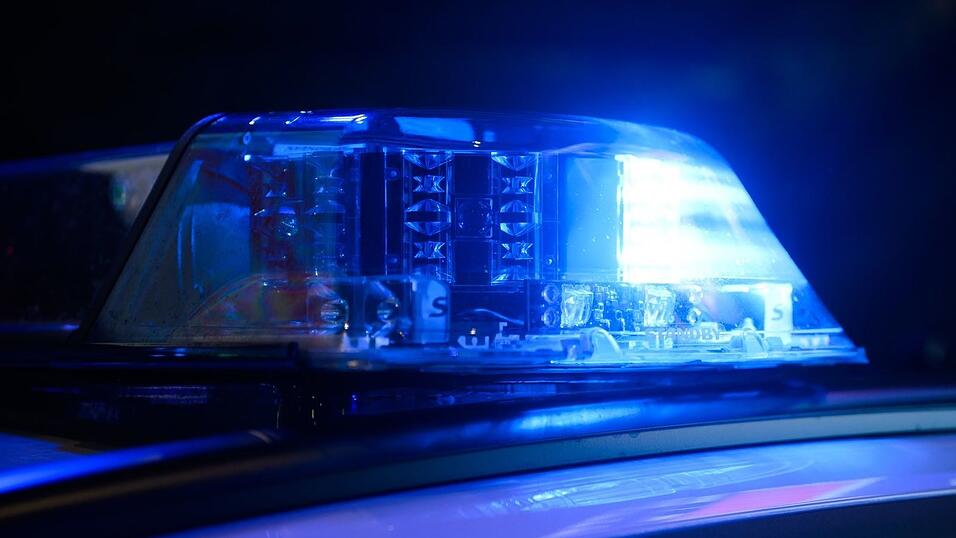 Die Flucht des Jugendlichen endete, als das gestohlene Auto mit einer Straßenlaterne und dem Streifenwagen zusammenstieß. (Symbolbild) Die Flucht des Jugendlichen endete, als das gestohlene Auto mit einer Straßenlaterne und dem Streifenwagen zusammenstieß. (Symbolbild)