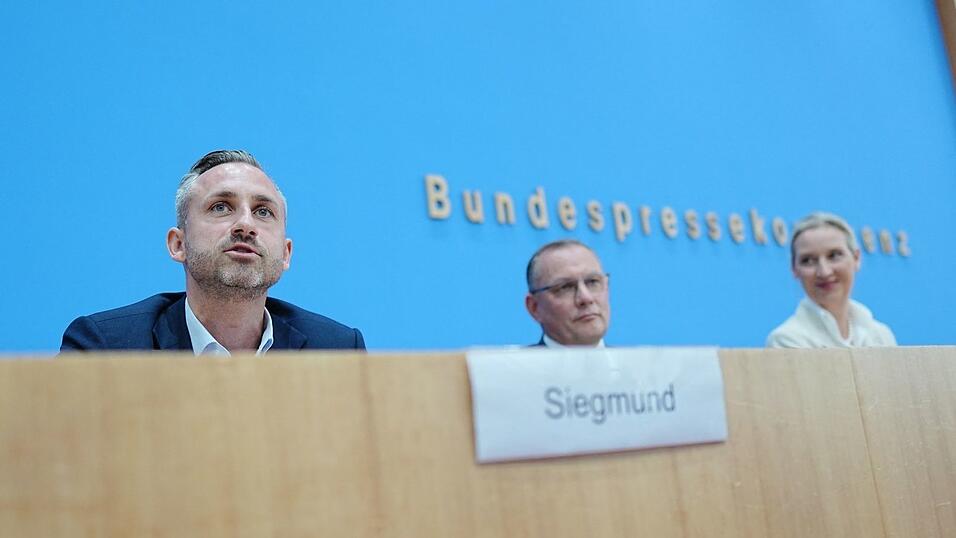 AfD-Spitzenkandidat Ulrich Siegmund versucht Abgeordnete anderer Parteien auf die Seite der AfD zu ziehen, damit es f&uuml;r die erste AfD-Regierungsmehrheit in einem Bundesland reicht. Die AfD-Chefs Alice Weidel und Tino Chrupalla erhoffen sich dadurch einen Schub f&uuml;r ihre Partei auch im Bund.