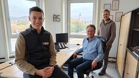 Bernhard Schierer (Bildmitte) ist jetzt der Senior und ins B&uuml;ro von seinem Vater Ludwig eingezogen. &bdquo;Der Michael brauchte auch ein B&uuml;ro&ldquo;, sagt er. Denn Sohn Michael (links) ist ins Unternehmen eingetreten. Sebastian Schierer (rechts) k&uuml;mmert sich seit drei Jahren schon eigenst&auml;ndig um die Galvanik in Roding.