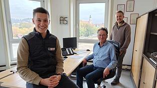 Bernhard Schierer (Bildmitte) ist jetzt der Senior und ins Büro von seinem Vater Ludwig eingezogen. „Der Michael brauchte auch ein Büro“, sagt er. Denn Sohn Michael (links) ist ins Unternehmen eingetreten. Sebastian Schierer (rechts) kümmert sich seit drei Jahren schon eigenständig um die Galvanik in Roding. Bernhard Schierer (Bildmitte) ist jetzt der Senior und ins Büro von seinem Vater Ludwig eingezogen. „Der Michael brauchte auch ein Büro“, sagt er. Denn Sohn Michael (links) ist ins Unternehmen eingetreten. Sebastian Schierer (rechts) kümmert sich seit drei Jahren schon eigenständig um die Galvanik in Roding.