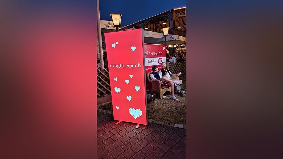 Langweilig wird es bei uns auf der Couch nie – dafür sorgen die sympathischen Gäste und die Moderatoren, die natürlich auch ihren Spaß haben.