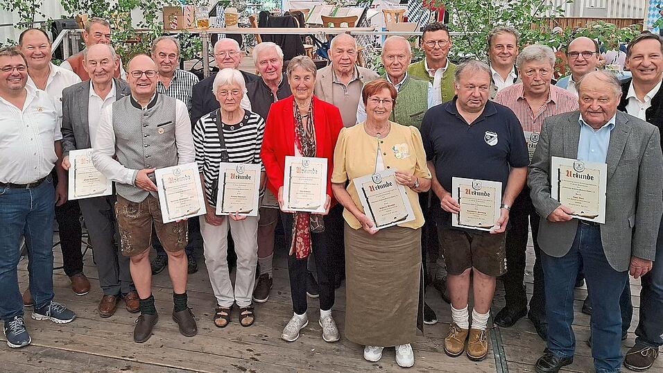 Den anwesenden Gründungsmitgliedern wurden in Anerkennung entsprechende Urkunden überreicht. Den anwesenden Gründungsmitgliedern wurden in Anerkennung entsprechende Urkunden überreicht.