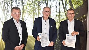 Blicken zum Schuljahresstart nach vorn: Schulamtsdirektoren Michael Schütz (links) und Stefan Pielmeier (rechts) gemeinsam mit Landrat Werner Bumeder (Mitte) bei der Pressekonferenz im Landratsamt.