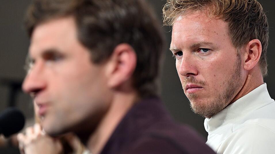 Bundestrainer Nagelsmann (r.) traut seinem Ex-Spieler Müller (l.) auch eine Laufbahn als Coach zu. (Archivbild) Bundestrainer Nagelsmann (r.) traut seinem Ex-Spieler Müller (l.) auch eine Laufbahn als Coach zu. (Archivbild)