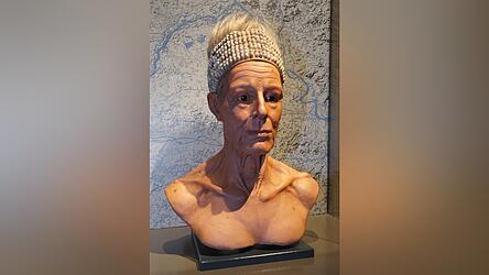 Im Untergeschoss des Museums k&ouml;nnen Besucher gewisserma&szlig;en einer etwa 50 Jahre alten Frau in die Augen schauen, die vor &uuml;ber 7000 Jahren gelebt hat.