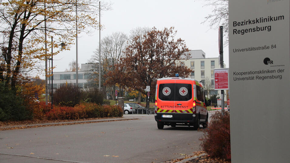 Am Bezirksklinikum Regensburg soll ein damals 14-J&auml;hriger vor einem Jahr ein sieben Jahre altes Kind get&ouml;tet und&nbsp;zwei M&auml;nner schwer verletzt haben. (Symbolbild)
