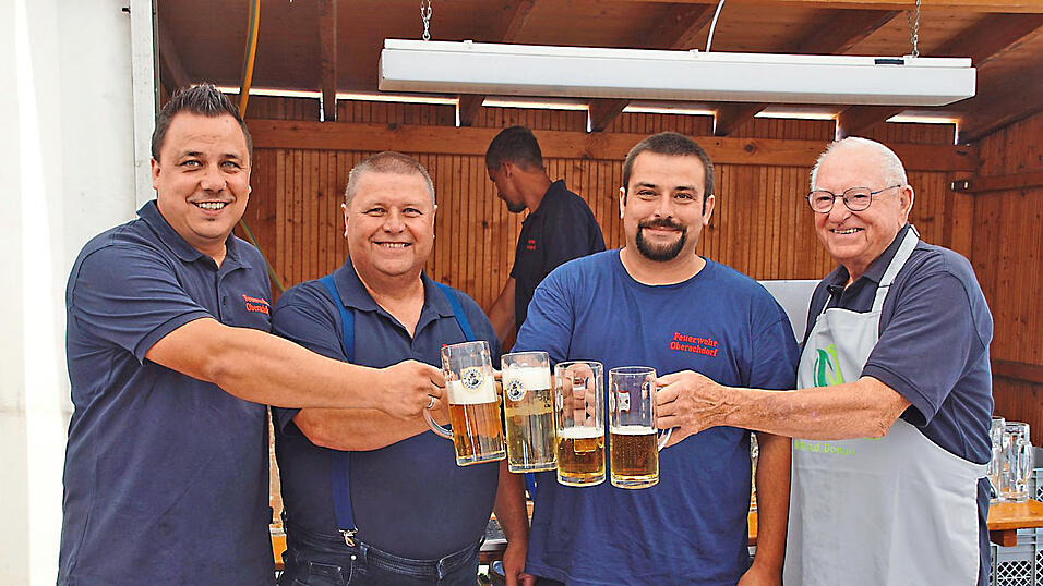 Ein Teil des Ausschank-Teams mit Simon Neumayer (links).