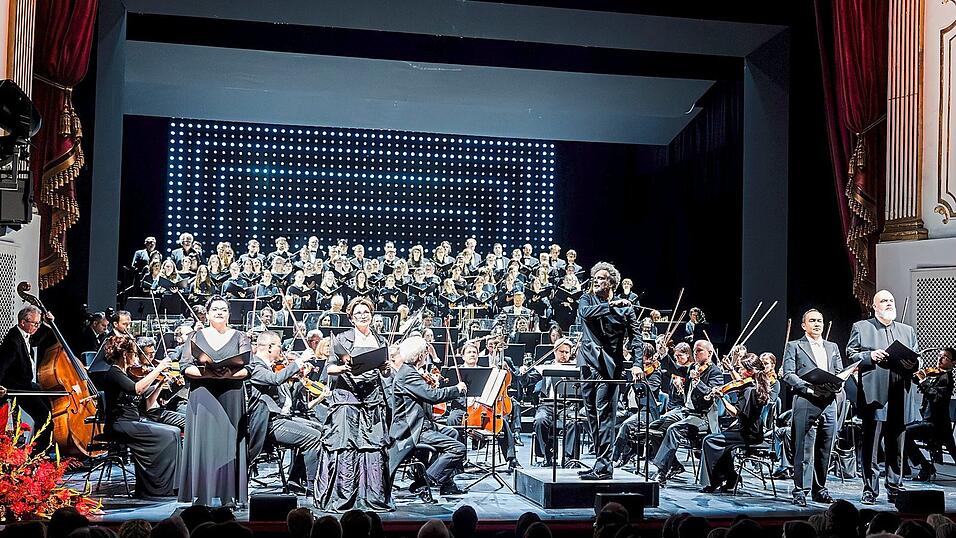 Gemeinsam mit dem Cantemus-Chor feierte das Theater die „Ode an die Freude“.