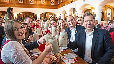 &bdquo;Deutschland braucht mehr Stammtisch&ldquo;, sagt SPD-Chef Lars Klingbeil (r.) in Vilshofen. Die Chefs der Bayern-SPD, Ronja Endres (l.) und Sebastian Roloff (2. v. r.), watschen den bayerischen Ministerpr&auml;sidenten ab.