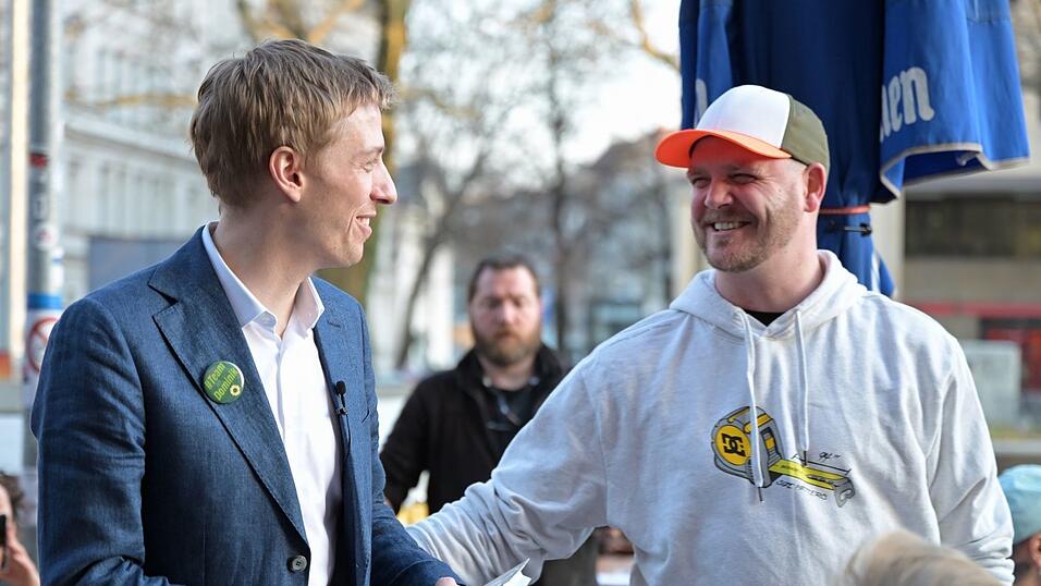 Dominik Krause (links) ist erneut in den Wahlkampf gestartet, auf der Stra&szlig;e, aber auch in den sozialen Medien. (Archivbild)